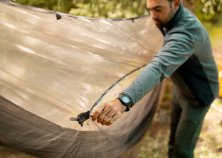 Man zipping Kammok Dragonfly insect net.