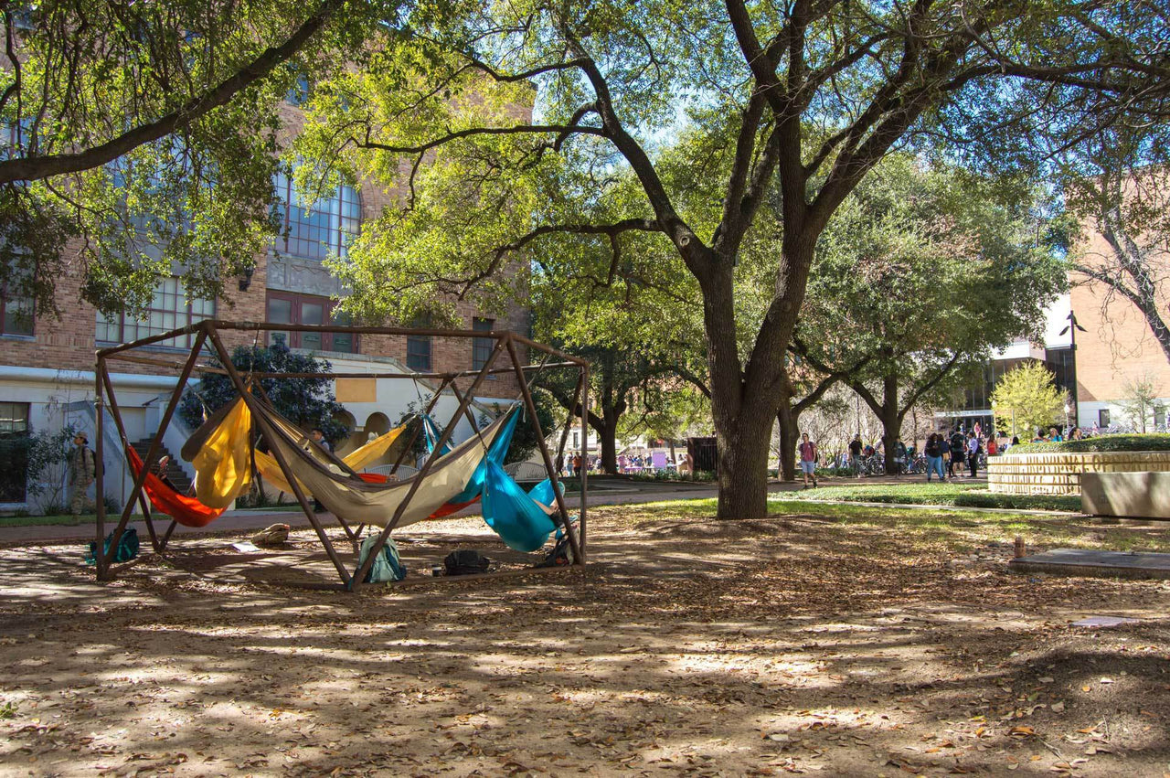 Kammok Stand Weaver with students hanging on a college campus.